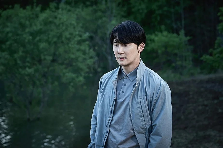 緑豊かな森の中でライトグレーのジャケットを着て立つ男性 - 韓国を震撼させる映画『サルモクチ』の世界。忠清南道・礼山への聖地巡礼ガイド