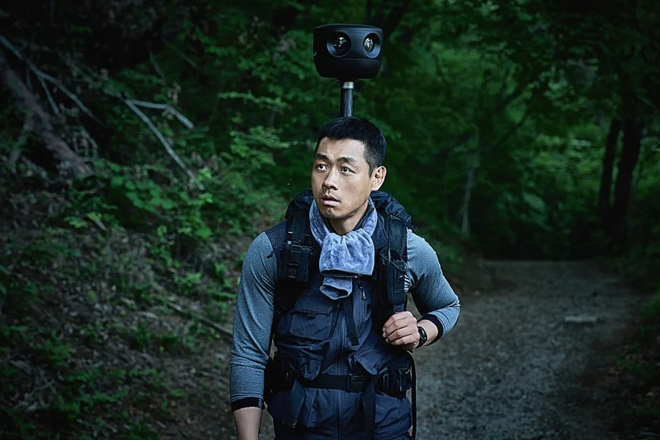 バックパックにプロ仕様の360度カメラ機材を装着して深い森の中にいる男性 - 韓国を震撼させる映画『サルモクチ』の世界。忠清南道・礼山への聖地巡礼ガイド
