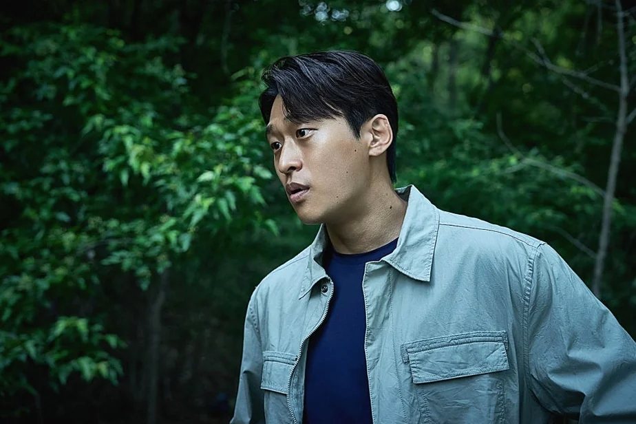 自然豊かな屋外で視線を外らす男性の自然なミディアムショット - 韓国を震撼させる映画『サルモクチ』の世界。忠清南道・礼山への聖地巡礼ガイド