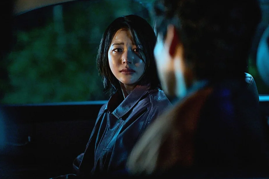 夜の車内で劇的な影が印象的な、感情のこもった女性のクローズアップ - 韓国を震撼させる映画『サルモクチ』の世界。忠清南道・礼山への聖地巡礼ガイド