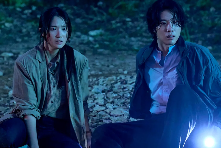 懐中電灯の光が眩しく交差する中、地面に倒れ込み緊急事態を感じさせる二人のキャラクター - 韓国を震撼させる映画『サルモクチ』の世界。忠清南道・礼山への聖地巡礼ガイド