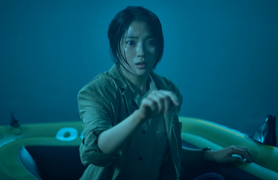 霧に包まれた暗い水面の上、黄色いゴムボートに座る女性 - 韓国を震撼させる映画『サルモクチ』の世界。忠清南道・礼山への聖地巡礼ガイド