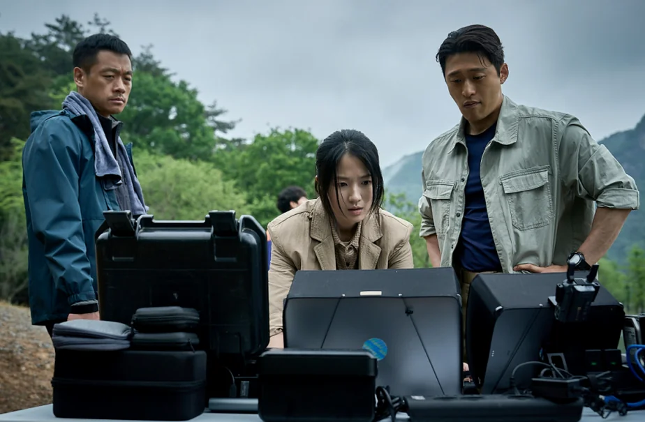 屋外の山岳地帯でテクニカルな機材やスクリーンをモニタリングする3人のスタッフ - 韓国を震撼させる映画『サルモクチ』の世界。忠清南道・礼山への聖地巡礼ガイド