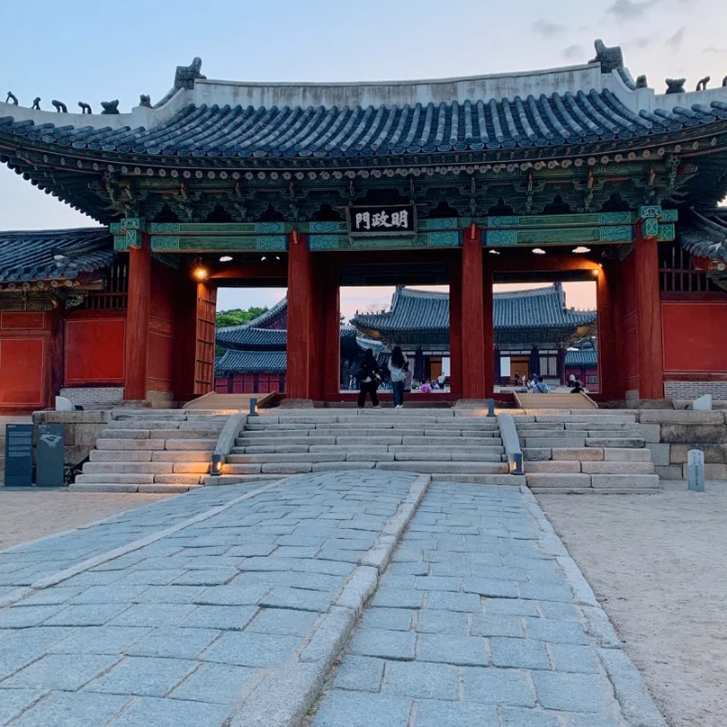 石畳の質感と木造構造を際立たせる、王宮入口のローアングルショット - 2026年ソウル、夜の王宮を彩る光の祭典。昌慶宮'水光蓮花'完全ガイド