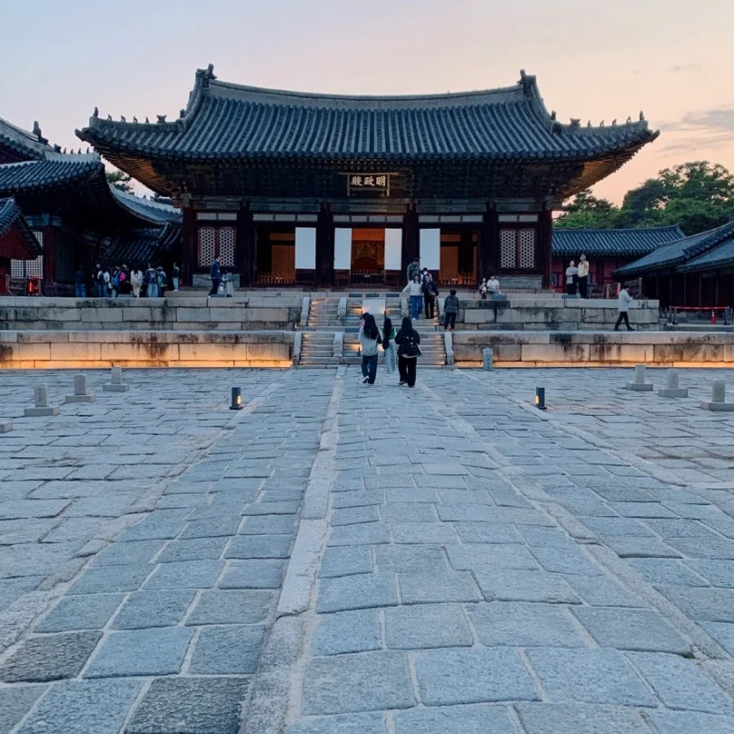 ゴールデンアワーに撮影された、主殿・明政殿の左右対称の建築美 - 2026年ソウル、夜の王宮を彩る光の祭典。昌慶宮'水光蓮花'完全ガイド