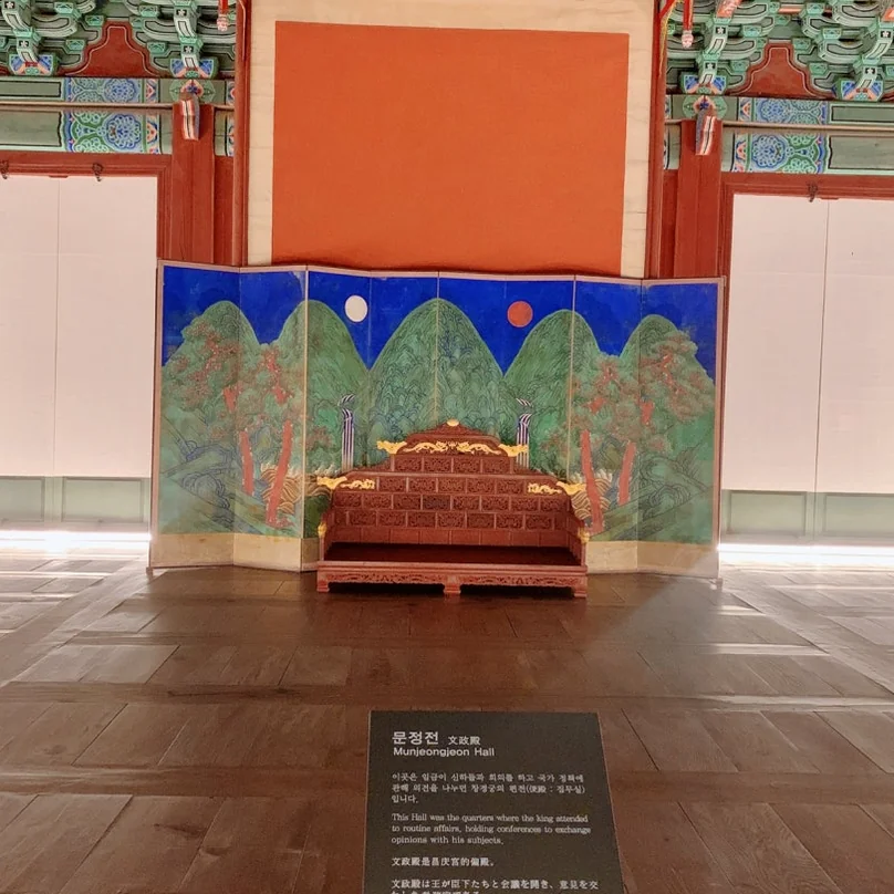 王宮内部に鎮座する王座と、日月五峰図の屏風の緻密なディテール - 2026年ソウル、夜の王宮を彩る光の祭典。昌慶宮'水光蓮花'完全ガイド