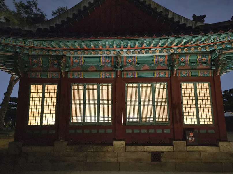 穏やかな雰囲気に包まれた、伝統的な東屋の構造が美しいエレガントな夜景 - 2026年ソウル、夜の王宮を彩る光の祭典。昌慶宮'水光蓮花'完全ガイド