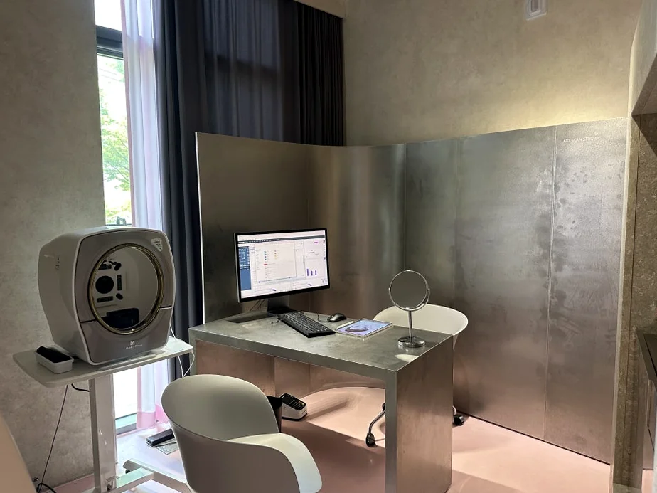 alt: 肌分析マシンが完備されたハイテクなカウンセリングルーム - 江南の美の殿堂｜Cclime Beauty Museumで体験する究極の小顔デザイン