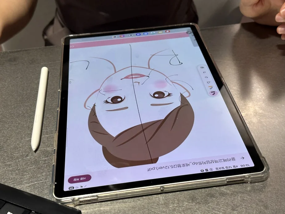 alt: フェイシャル分析図が表示されたタブレット端末 - 江南の美の殿堂｜Cclime Beauty Museumで体験する究極の小顔デザイン