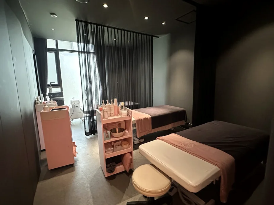 alt: 落ち着いたトーンのインテリアが特徴的なプレミアムトリートメントルーム - 江南の美の殿堂｜Cclime Beauty Museumで体験する究極の小顔デザイン