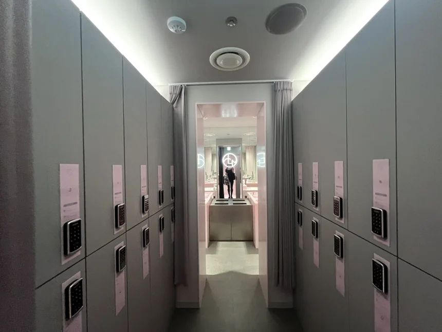 alt: ピンクのアクセントが効いたモダンなロッカールーム - 江南の美の殿堂｜Cclime Beauty Museumで体験する究極の小顔デザイン