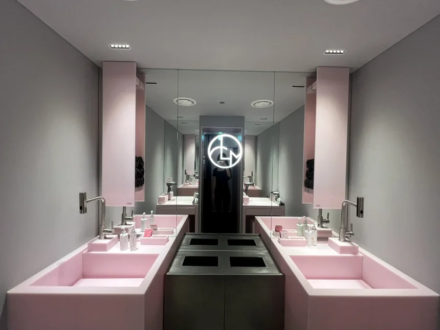 alt: ブランドロゴが配置された洗練されたバニティエリア - 江南の美の殿堂｜Cclime Beauty Museumで体験する究極の小顔デザイン