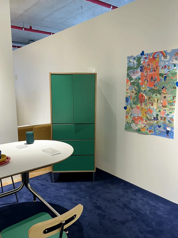 alt:白い楕円形のテーブル、緑のキャビネット、鮮やかな青いカーペットが印象的なショールーム - ソウル近郊の美学、ムーブメントラボ義王で体験する究極のインテリア・キュレーション