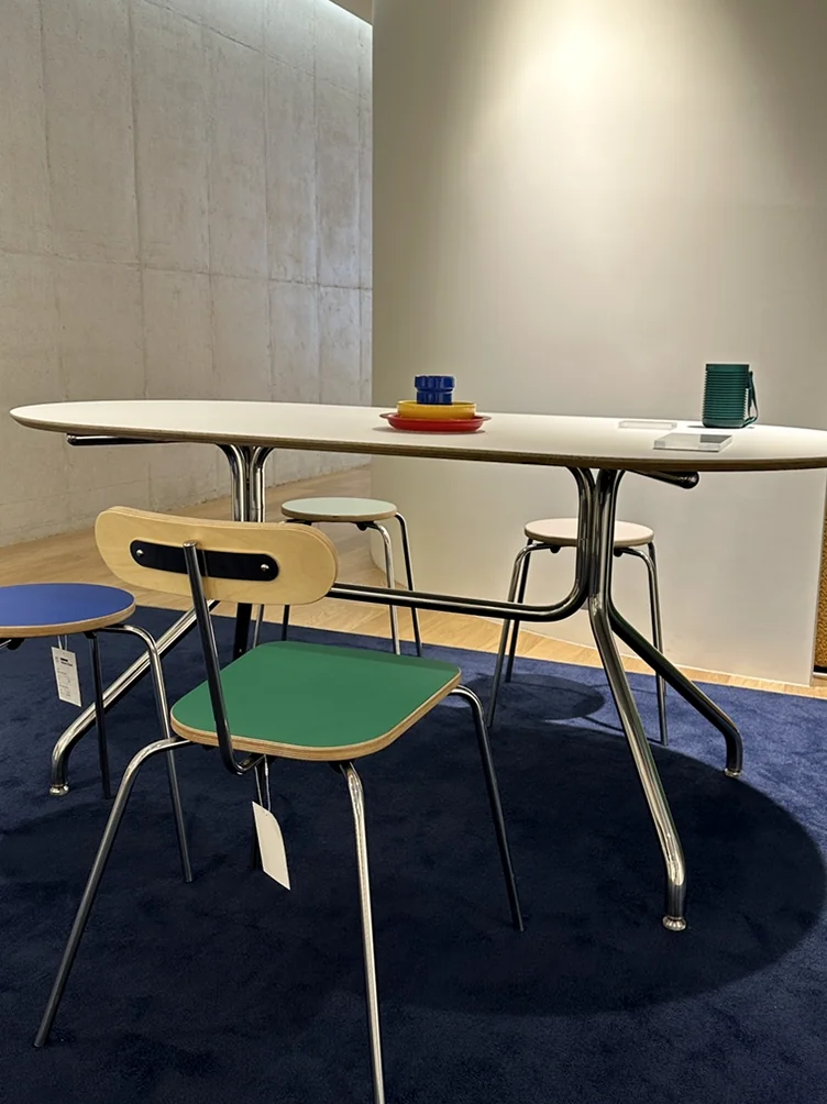 alt:ミニマルなダイニングテーブルとカラフルな椅子が並ぶデザイナーズ家具のカット - ソウル近郊の美学、ムーブメントラボ義王で体験する究極のインテリア・キュレーション