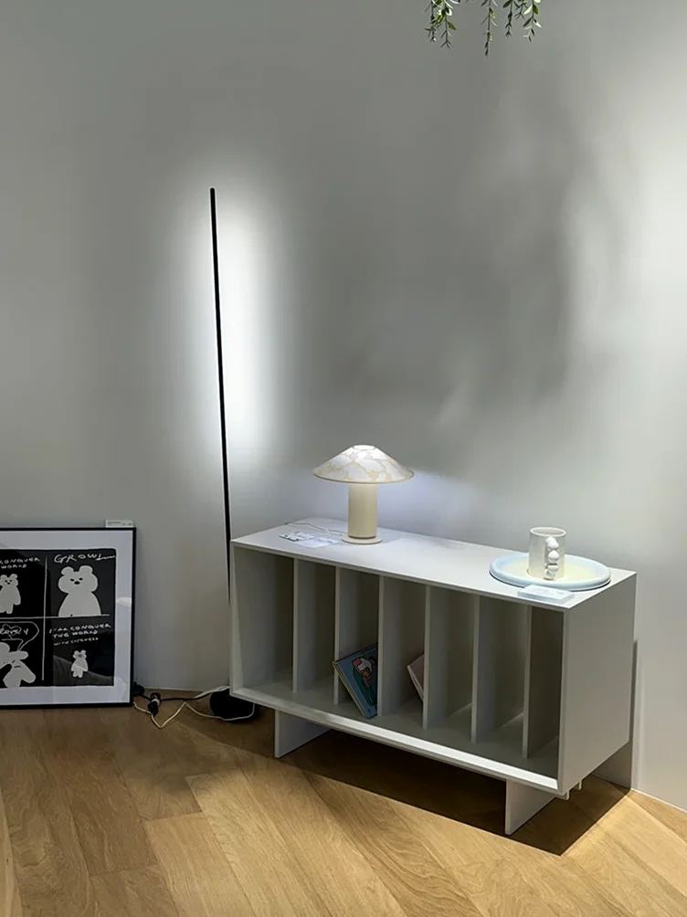 alt:洗練されたフロアランプ、キノコ型のテーブルランプ、額装されたグラフィックアートのあるコーナー - ソウル近郊の美学、ムーブメントラボ義王で体験する究極のインテリア・キュレーション