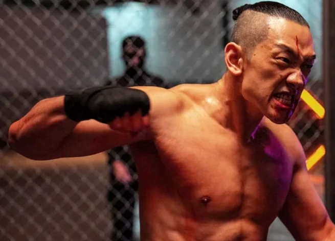 暗いリングの中で激しい表情を浮かべ、パンチを繰り出す筋肉質なファイター - 2026年注目作『ブラッドハウンド』シーズン2：圧倒的肉体美とノワールアクションの深淵へ