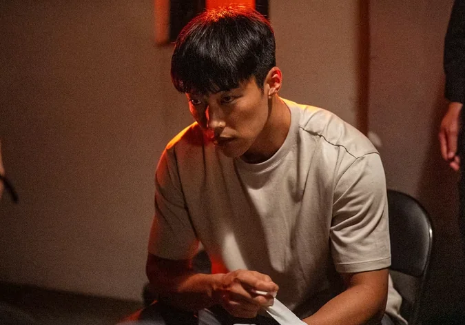 暗く雰囲気のある部屋で、物思いにふけるように座っている男性キャラクター - 2026年注目作『ブラッドハウンド』シーズン2：圧倒的肉体美とノワールアクションの深淵へ