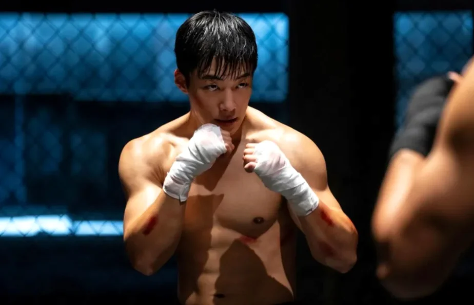 唇に血をにじませ、手に包帯を巻いて暗いリングで戦闘に備える決意に満ちたボクサー - 2026年注目作『ブラッドハウンド』シーズン2：圧倒的肉体美とノワールアクションの深淵へ