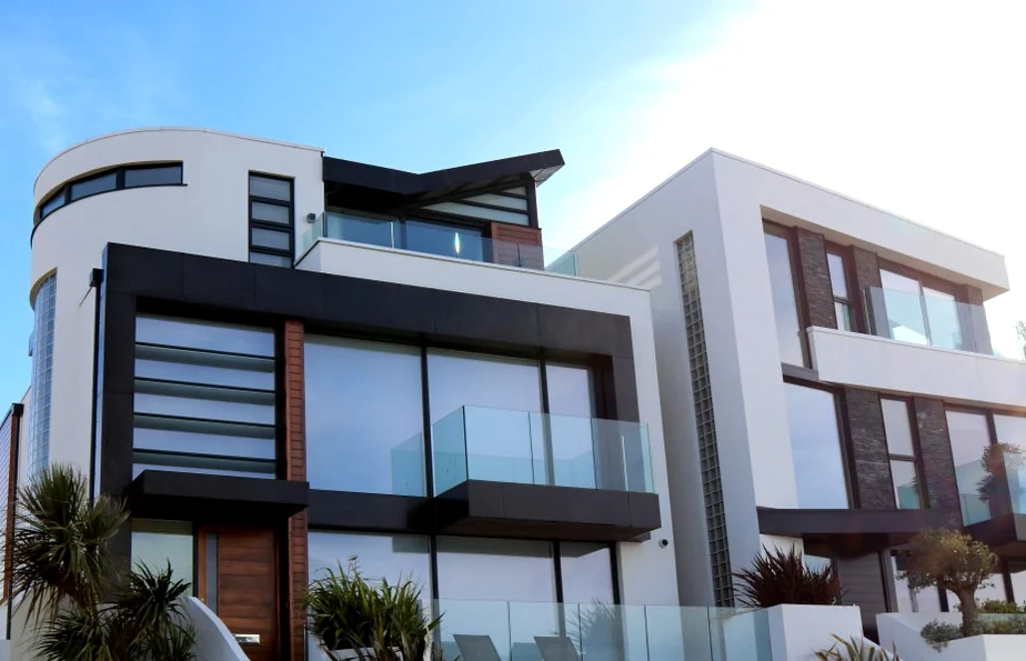 資産保護を象徴するモダンな高級住宅のガラスバルコニー外観 - 2026年最新版：韓国での資産を守る「チョンセ保証保険」完全ガイド 🛡️