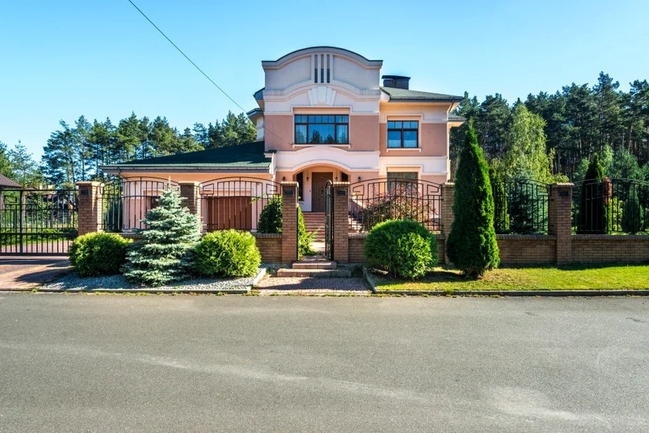 安全で安定した住環境を象徴するクラシックな邸宅と庭園 - 2026年最新版：韓国での資産を守る「チョンセ保証保険」完全ガイド 🛡️