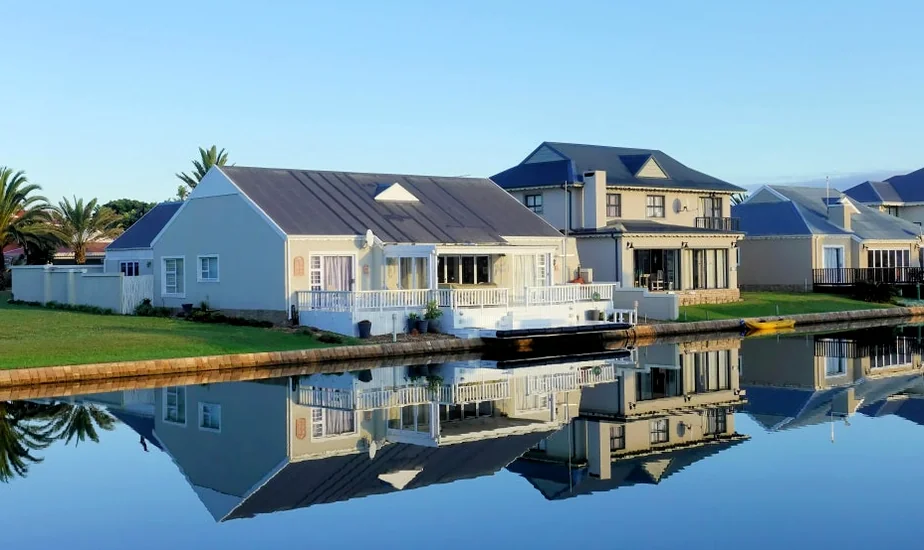 HUG保険が提供する心の平安を象徴する穏やかな水辺の高級住宅 - 2026年最新版：韓国での資産を守る「チョンセ保証保険」完全ガイド 🛡️