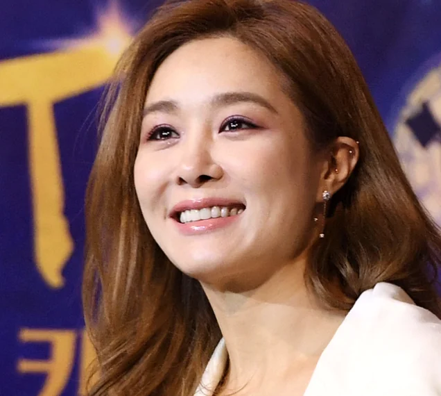 An editorial portrait of singer and musical actress Ock Joo-hyun a prominent resident of this high-end enclave - Hannam The Hill (한남더힐): The Fortress of Korea's Ultra-Elite and the Ock Joo-hyun Milestone