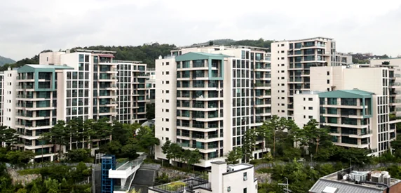 A historical archive visual showcasing the artistic sculptures integrated into the private gardens - Hannam The Hill (한남더힐): The Fortress of Korea's Ultra-Elite and the Ock Joo-hyun Milestone