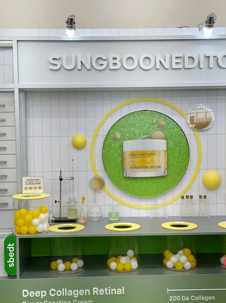 alt: 会場内の「成分K-Life Hack」ブランドブース。イエローとグリーンのアクセントが映えるデザイン。 - 2026年最新 | 聖水洞「ムシンサ・ビューティーフェスタ」完全ガイド：K-Beautyの聖地を巡る