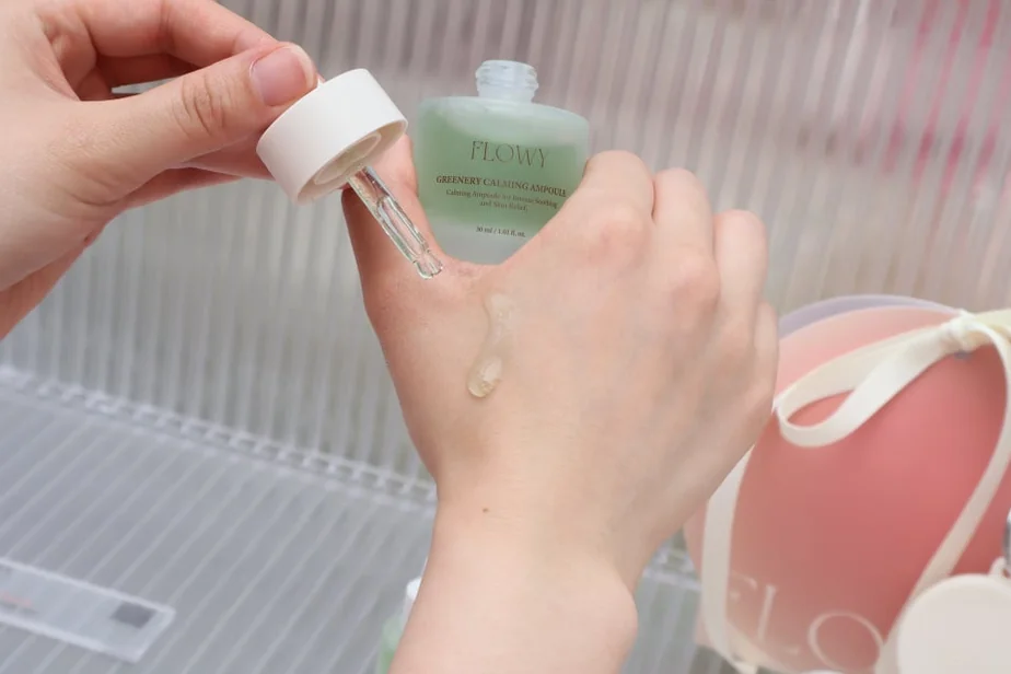 alt: スポイトを使ってセラムを肌に塗布する様子を捉えたテクスチャーショット。 - 2026年最新 | 聖水洞「ムシンサ・ビューティーフェスタ」完全ガイド：K-Beautyの聖地を巡る