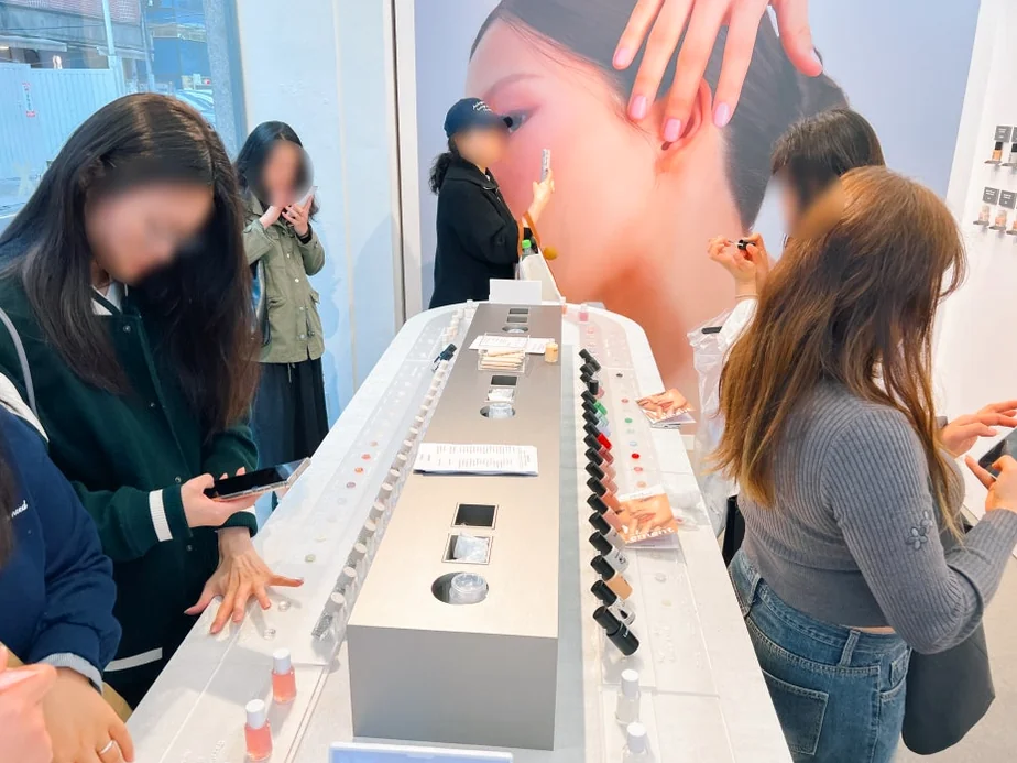 alt: 賑わいを見せるポップアップスペース。訪問者がテスターを試している様子。 - 2026年最新 | 聖水洞「ムシンサ・ビューティーフェスタ」完全ガイド：K-Beautyの聖地を巡る