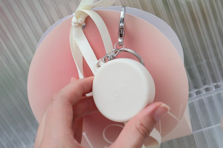 alt: イベント限定のギフトキット。繊細な白いリボンが結ばれたアクセサリー。 - 2026年最新 | 聖水洞「ムシンサ・ビューティーフェスタ」完全ガイド：K-Beautyの聖地を巡る