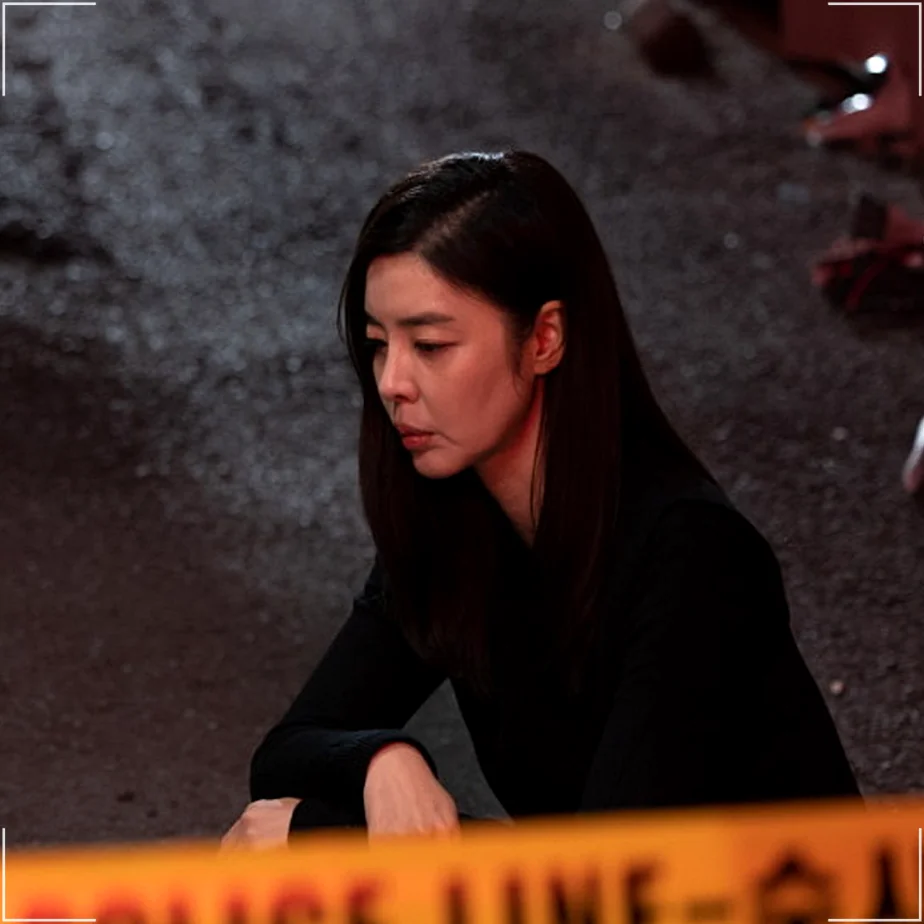 alt: 警察の規制線越しに撮影された、重苦しい空気感と感情の深まりを感じさせる映画のワンシーン - 呪術と権力の狂騒曲、韓国映画『神明』が暴く2026年の真実と聖地巡礼の記録