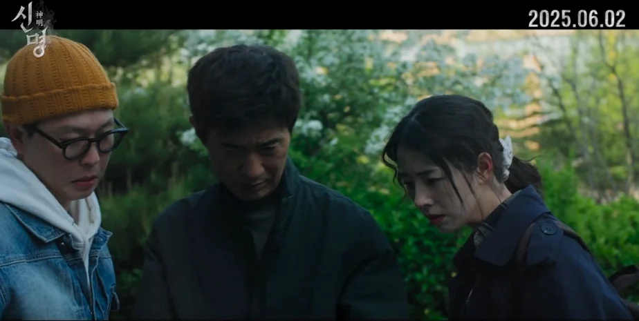 alt: 主要キャストが真剣な表情で議論を交わす、彼らのケミストリーが光るキャラクターフォーカスのショット - 呪術と権力の狂騒曲、韓国映画『神明』が暴く2026年の真実と聖地巡礼の記録