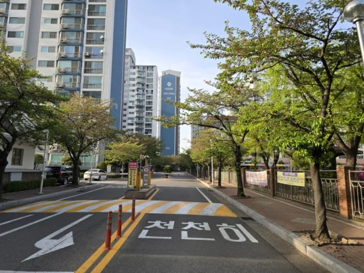 alt: 映画の主な背景となった、都市近郊の街並みを捉えた広角のストリートビュー - 呪術と権力の狂騒曲、韓国映画『神明』が暴く2026年の真実と聖地巡礼の記録