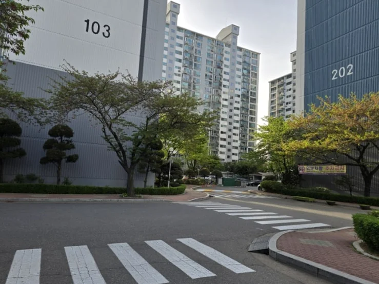 alt: 日常적이며라도 リアルな設定を強調する、居住用アパートの構造を捉えたビジュアル - 呪術と権力の狂騒曲、韓国映画『神明』が暴く2026年の真実と聖地巡礼の記録