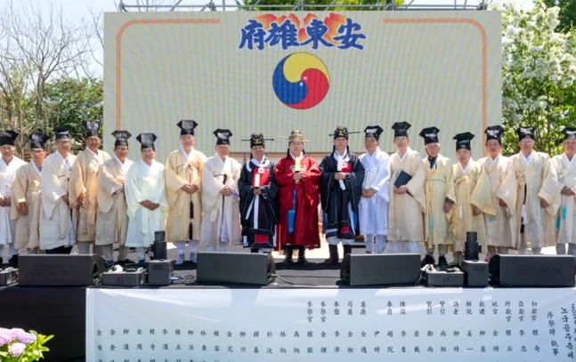 alt="伝統的な道袍を身に纏い、祭りの開会を宣言する安東の長老たちと参加者の厳かな様子" - 2026年5月の韓国旅行、安東（アンドン）へ。伝統と遊びが融合する「車戦将軍・魯国公主祭り」完全ガイド