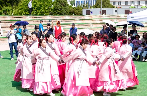 alt="魯国公主のテーマに合わせて、鮮やかなピンク色の韓服を纏い優雅に踊るパフォーマーたちの円陣" - 2026年5月の韓国旅行、安東（アンドン）へ。伝統と遊びが融合する「車戦将軍・魯国公主祭り」完全ガイド