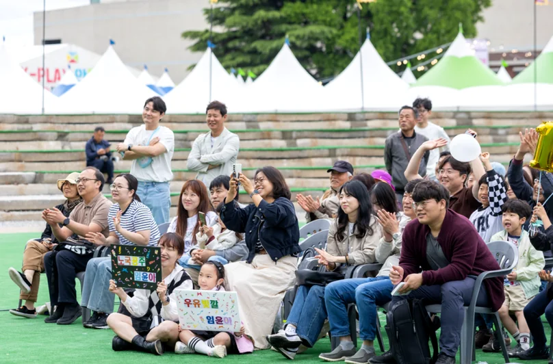 alt="ステージで繰り広げられる公演を好奇心に満ちた表情で見守る、地元住民と観光客が入り混じった観客席" - 2026年5月の韓国旅行、安東（アンドン）へ。伝統と遊びが融合する「車戦将軍・魯国公主祭り」完全ガイド