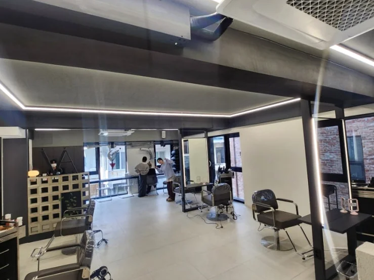 Wide-angle view of the spacious and modern salon interior with clean lines and sophisticated lighting. - A.NOI Hair Mapo Yeonnam (에이노이헤어 마포연남점): A Masterclass in Monochromatic Hair Artistry and Scalp Recovery