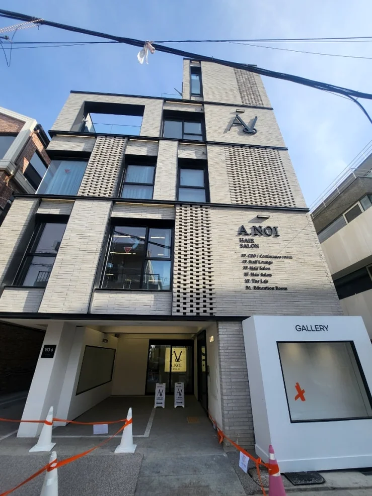 Full architectural perspective of the unique multi-story building housing the hair salon under a clear sky. - A.NOI Hair Mapo Yeonnam (에이노이헤어 마포연남점): A Masterclass in Monochromatic Hair Artistry and Scalp Recovery