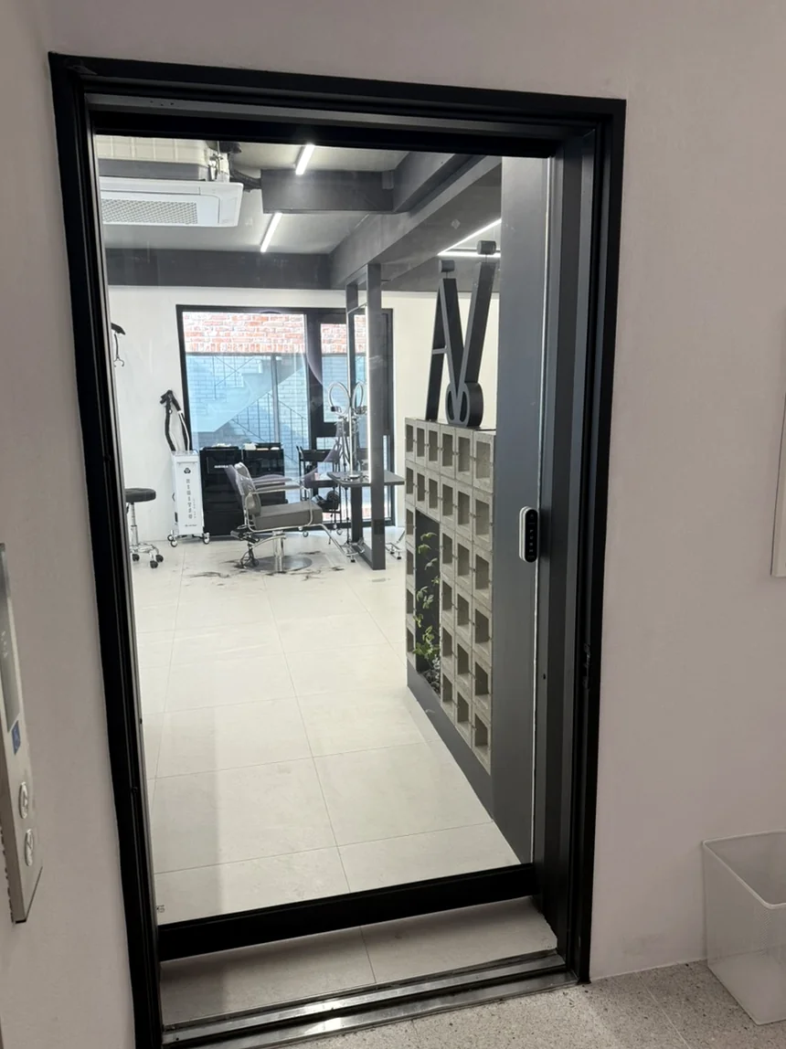 The entrance perspective showing the transition from the exterior into the modern hair styling zone. - A.NOI Hair Mapo Yeonnam (에이노이헤어 마포연남점): A Masterclass in Monochromatic Hair Artistry and Scalp Recovery