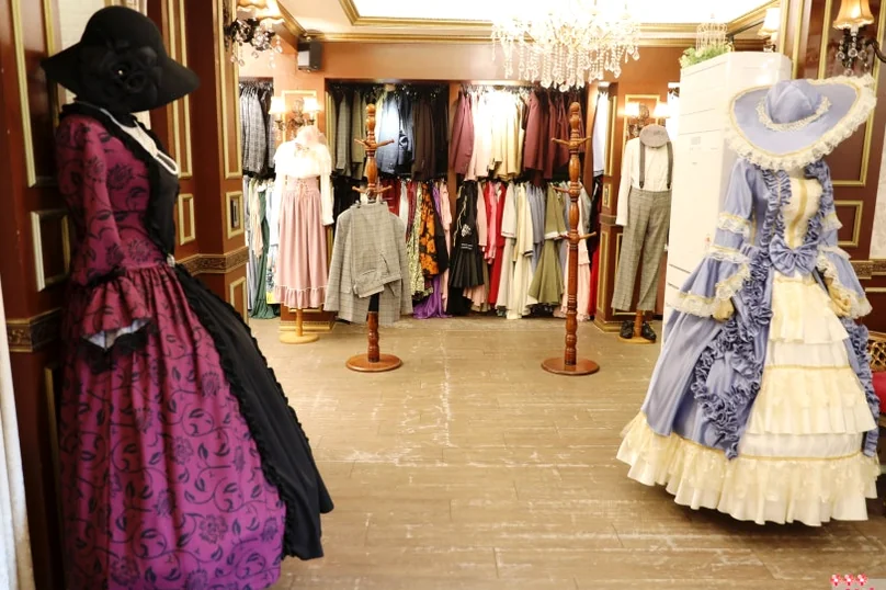 貴族衣装室の内部。豪華な洋風貴族ガウンやヴィンテージ時代衣装が暖かい照明の下、マネキンに飾られています。 - 全州韓屋村で優雅な韓服体験：『貴族衣装室』で叶える特別な一日