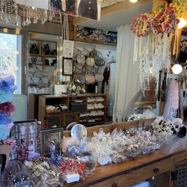 ドレッシングルームにあるヴィンテージ風の化粧台のクローズアップ。様々な伝統的な髪飾り、花、装飾品が並べられています。 - 全州韓屋村で優雅な韓服体験：『貴族衣装室』で叶える特別な一日