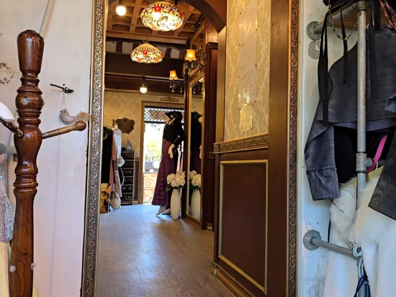 ドア越しに見たブティック内部のパースペクティブ。ヴィンテージの装飾、鏡、ドレッシングルームが見えます。 - 全州韓屋村で優雅な韓服体験：『貴族衣装室』で叶える特別な一日