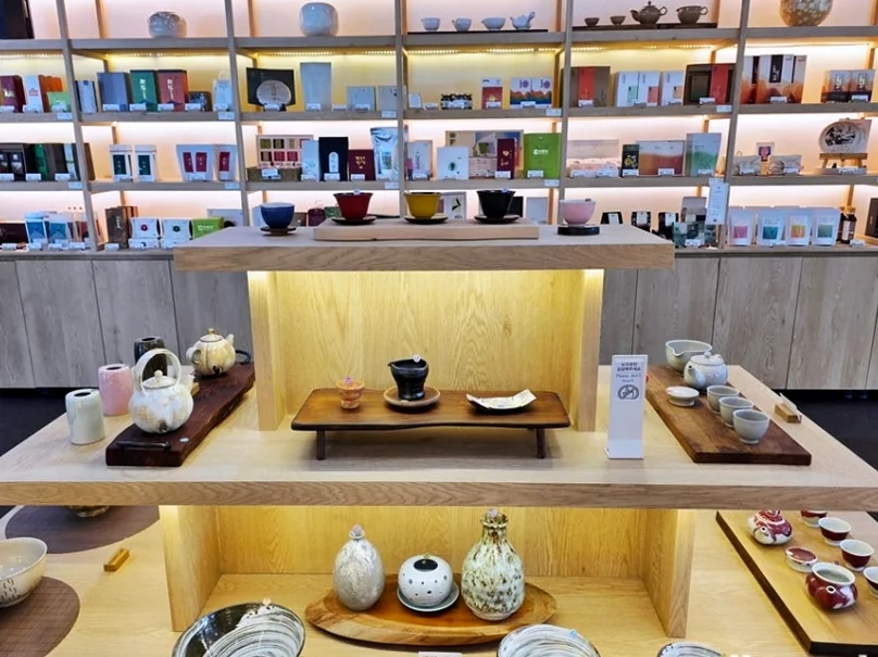alt="職人による韓国の茶器や陶器の多様なコレクションを展示する博物館内のエレガントなギャラリーショップ" - 智異山の静寂を味わう：河東（ハドン）野生茶博物館で体験する韓国最高級のお茶文化ガイド