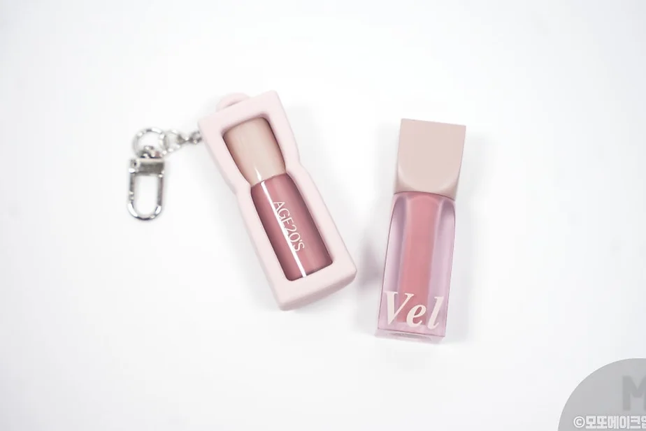 alt:プレミアムビューティーブランドのスキンケアボトル。フロストガラスとピンクのパレットが美しい。 - 2026年韓国オリーブヤングセール完全攻略ガイド：日程・おすすめ・裏技まとめ