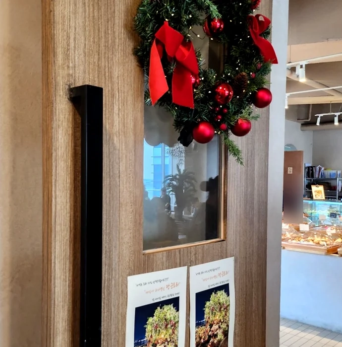 A clean, modern floor sign indicating '바다 앞 테라스' (Terrace in Front of the Sea) and its inviting operating hours, 'open 09:00 close 22:00', providing essential information with understated style. - Badaap Terrace: Yeongjongdo's Premier Oceanfront Cafe Experience