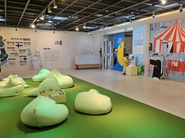 An expansive indoor reading zone featuring soft bean bags and a lush green floor, inviting young visitors to immerse themselves in stories within a comfortable, modern environment. - Literary Luxury in Gangnam: The 2026 Great Children’s Day Festival at the National Library for Children and Young Adults