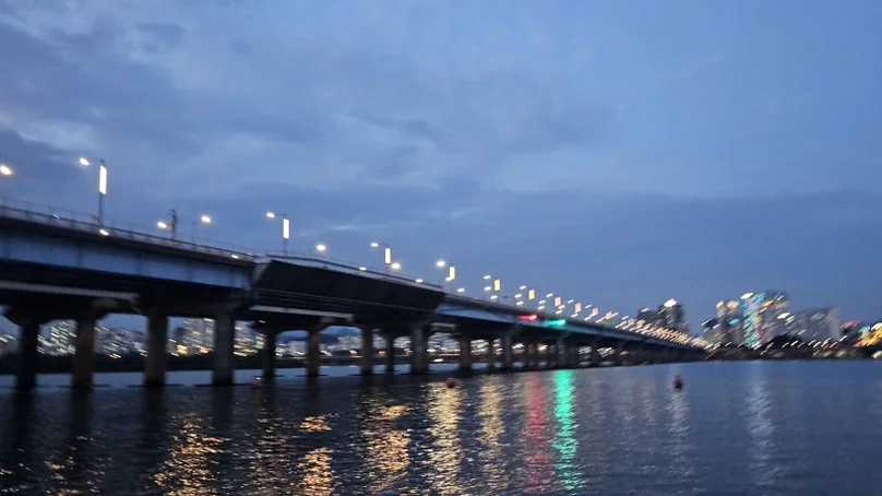 alt="ライトアップされた漢江の橋が描く光のシンフォニー" - ソウル漢江の夜景に酔いしれる：2026年度版ナイトビュー完全ガイド