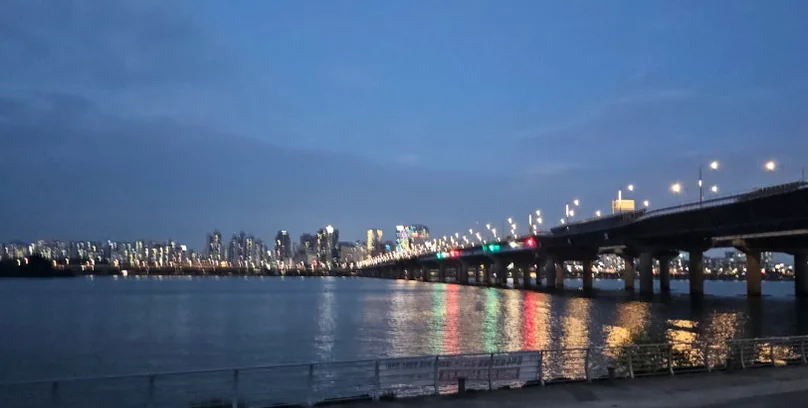 alt="夜の漢江を彩る橋のライトアップと都会の静寂" - ソウル漢江の夜景に酔いしれる：2026年度版ナイトビュー完全ガイド